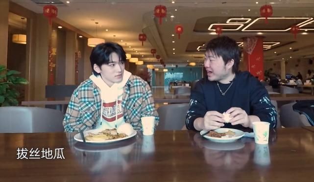 宋亚轩和吴彤吃饭，镜头放大十倍后，牙齿的颜色让女粉丝不知所措