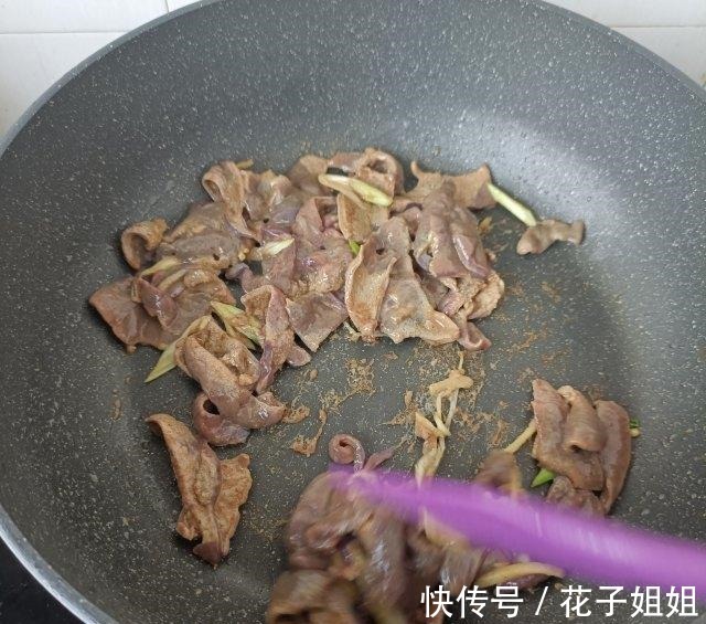 爆炒猪肝|泡椒爆炒猪肝,香嫩可口,美味下饭!