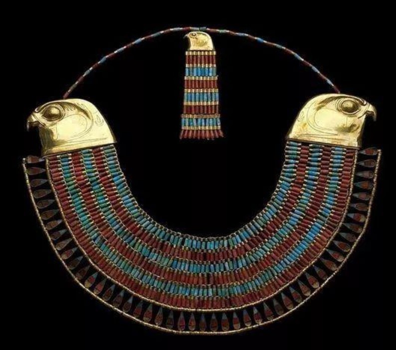专家们&图坦卡蒙黄金面具出土,专家指着面具说,这上面有埃及最早的项链