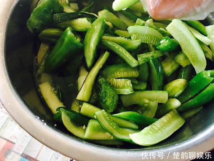 脆爽又入味|腌黄瓜,加盐后别直接加调料!多做1步,脆爽入味,1小时就腌好