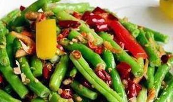 美食精选:白切鸡,响油豇豆,辣椒炒肉,红烧鲫鱼的做法