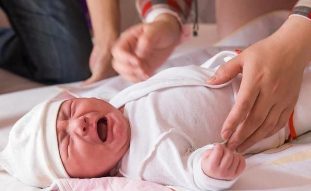 为人父母|新生儿到底该怎么照顾?是随意放养,还是如若珍宝的守护?