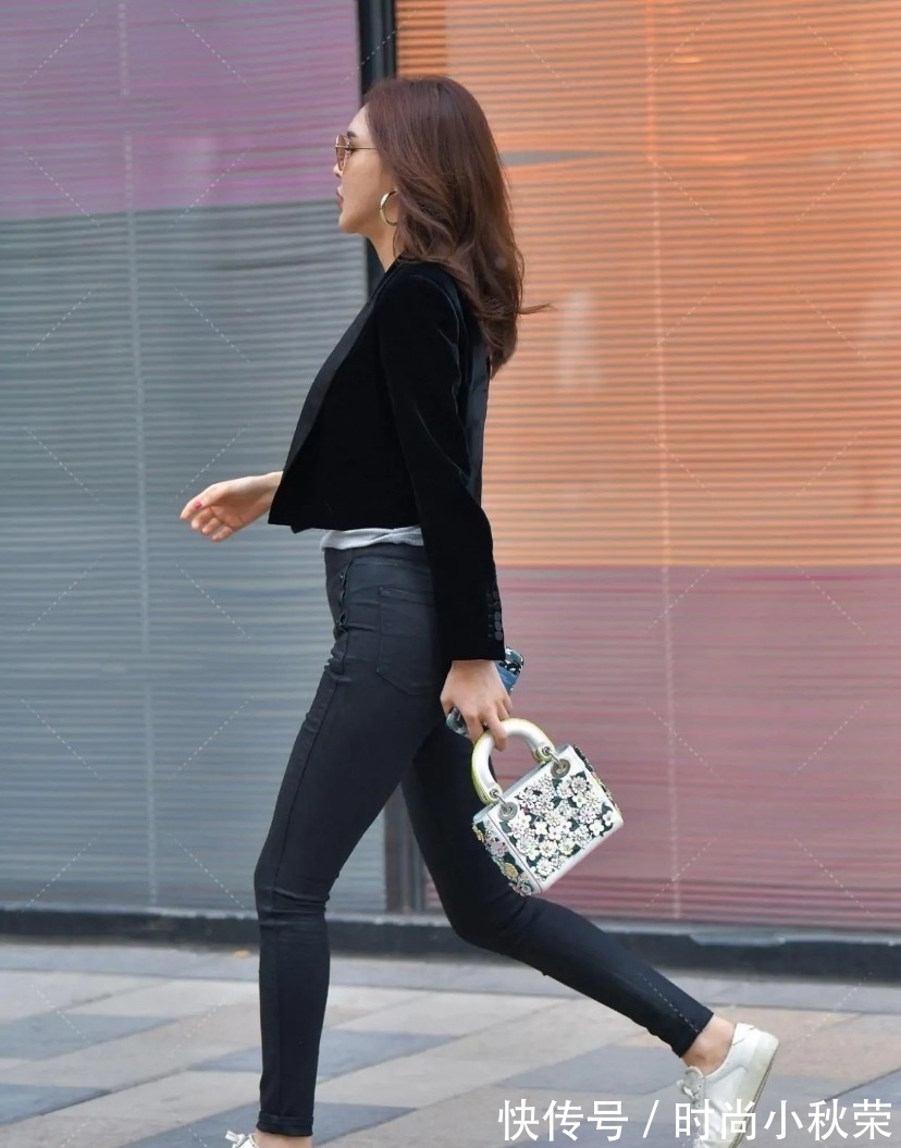 西装外套|如何营造休闲又精致的感觉？短款西装外套＋牛仔裤帮你实现梦想！