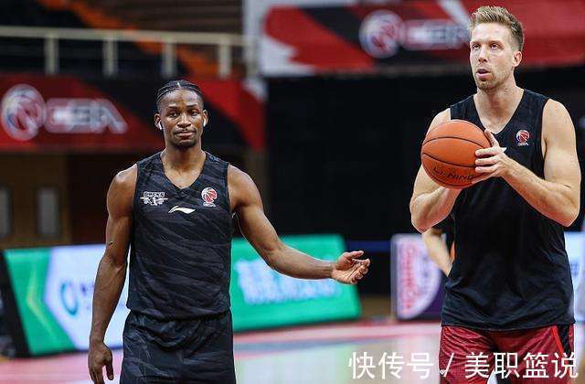 布朗|遗憾!CBA林书豪遭遇被裁危机,秦晓雯也保不住,主帅表态太为难