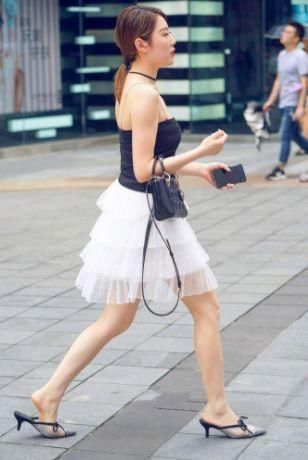 街拍美女穿紧身上衣好身材,气场却依旧在线,好气质竟如此重要