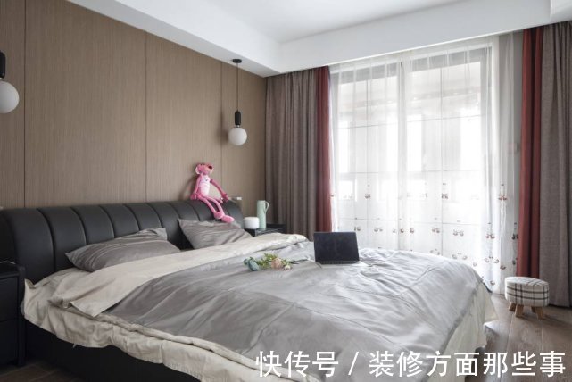 天蓝|115平客餐厅色调以黑白灰为主，加入木棕和天蓝作跳色