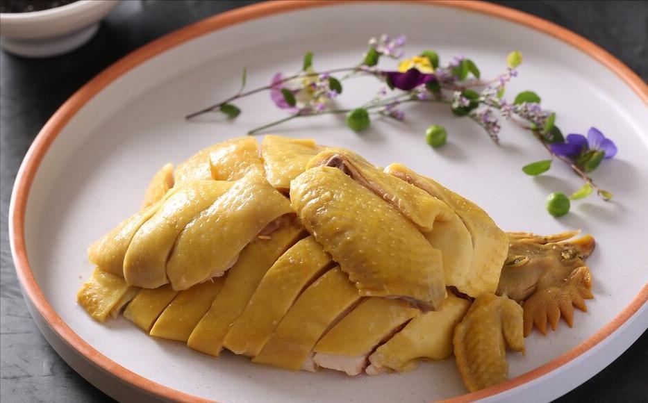 白切鸡怎么做好吃？学习一下广东大厨的做法，皮脆肉嫩色泽金黄