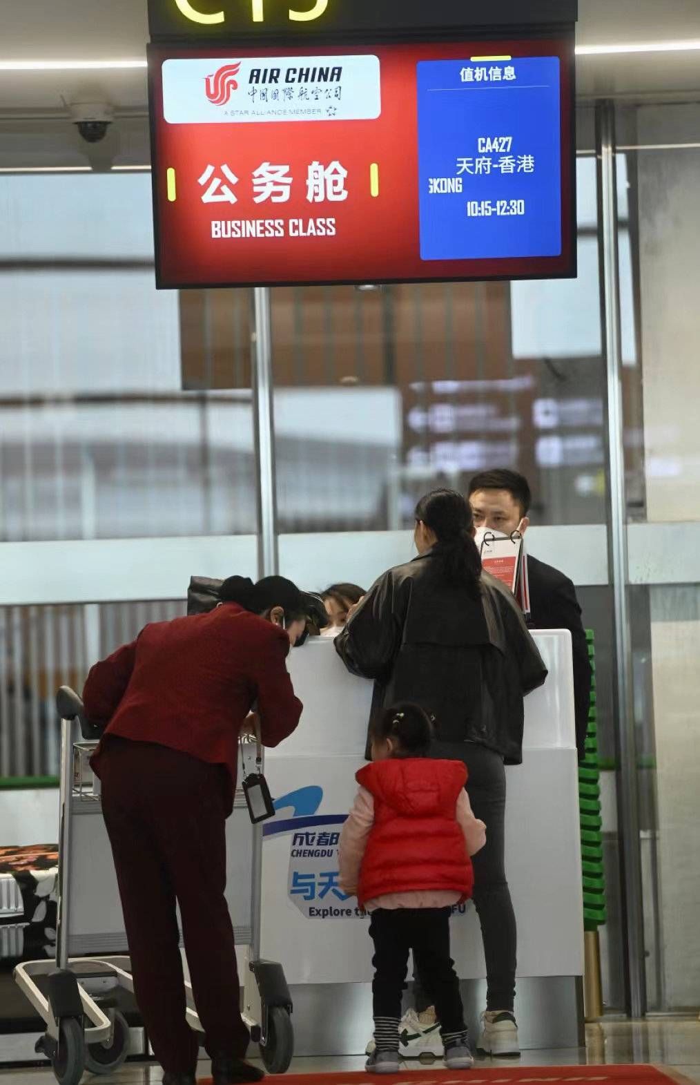 天府机场：“过水门”迎首架国际航班进港 已开通国际地区航线30余条