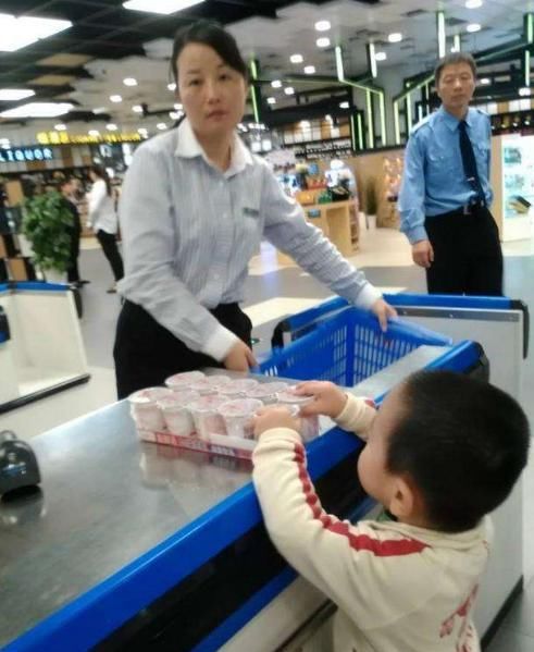 “穷就老实告诉孩子”，孩子想吃40一斤的草莓，奶奶做法引热议