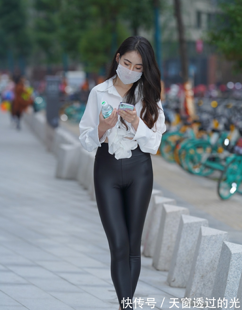 小姐姐 皮裤真是“经典”,搭配薄衬衫既显身材,又有魅力!