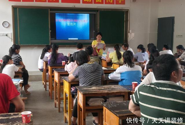 家长会|幼儿园家长会,爸爸穿工作服被拍下,照片发上网引发热议
