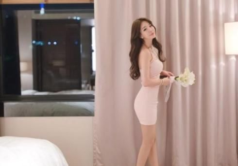 美女模特:修身版型的连衣裙更加气质动人,,小清新范的连衣裙