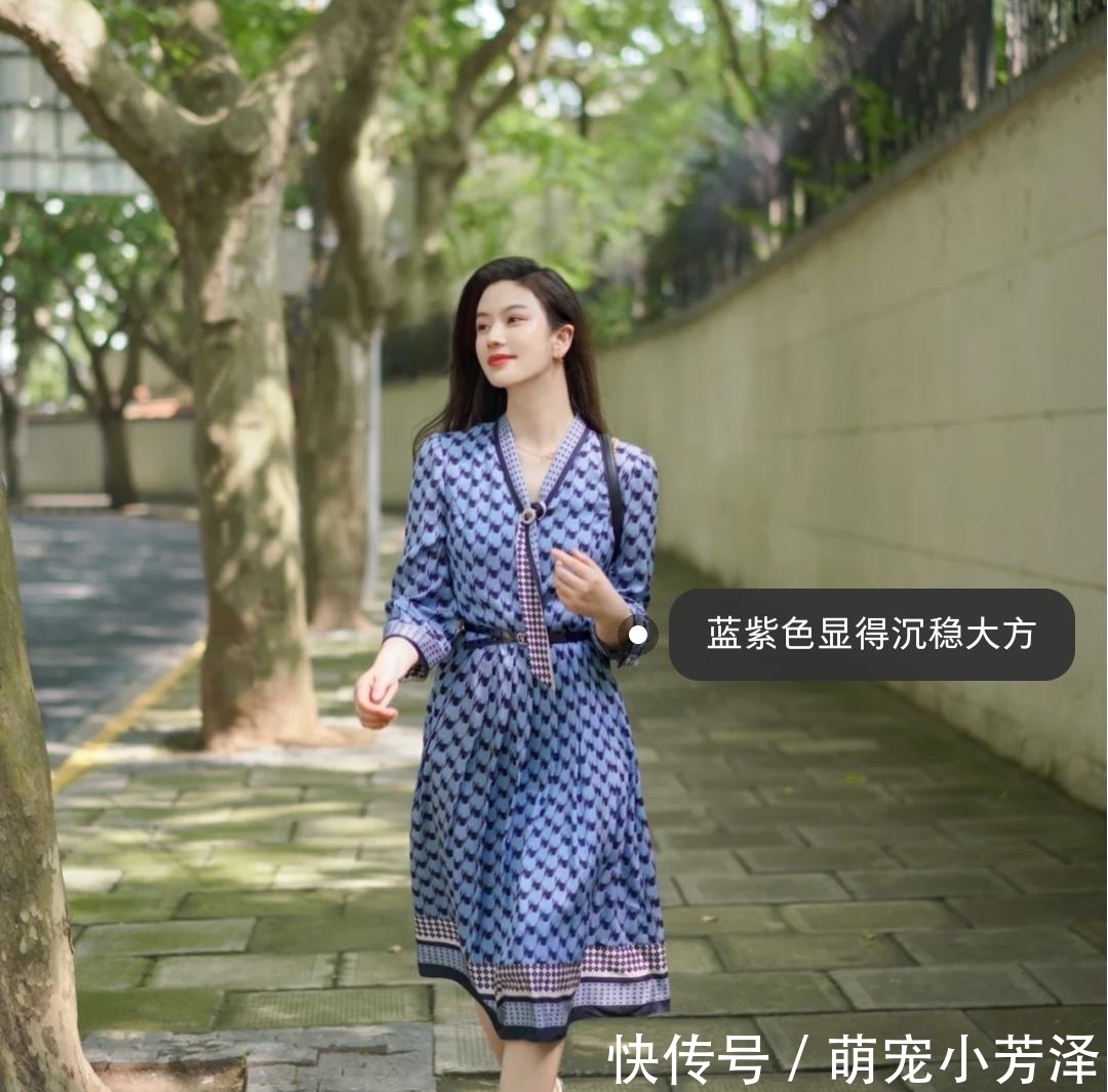 减龄 半裙已经失宠了,初秋适合穿长款连衣裙,修身减龄有气质