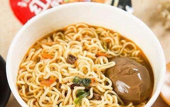  泡泡面|学生党最爱的5种泡面搭档，卤蛋香肠上榜，图2最经典，图5很魔幻