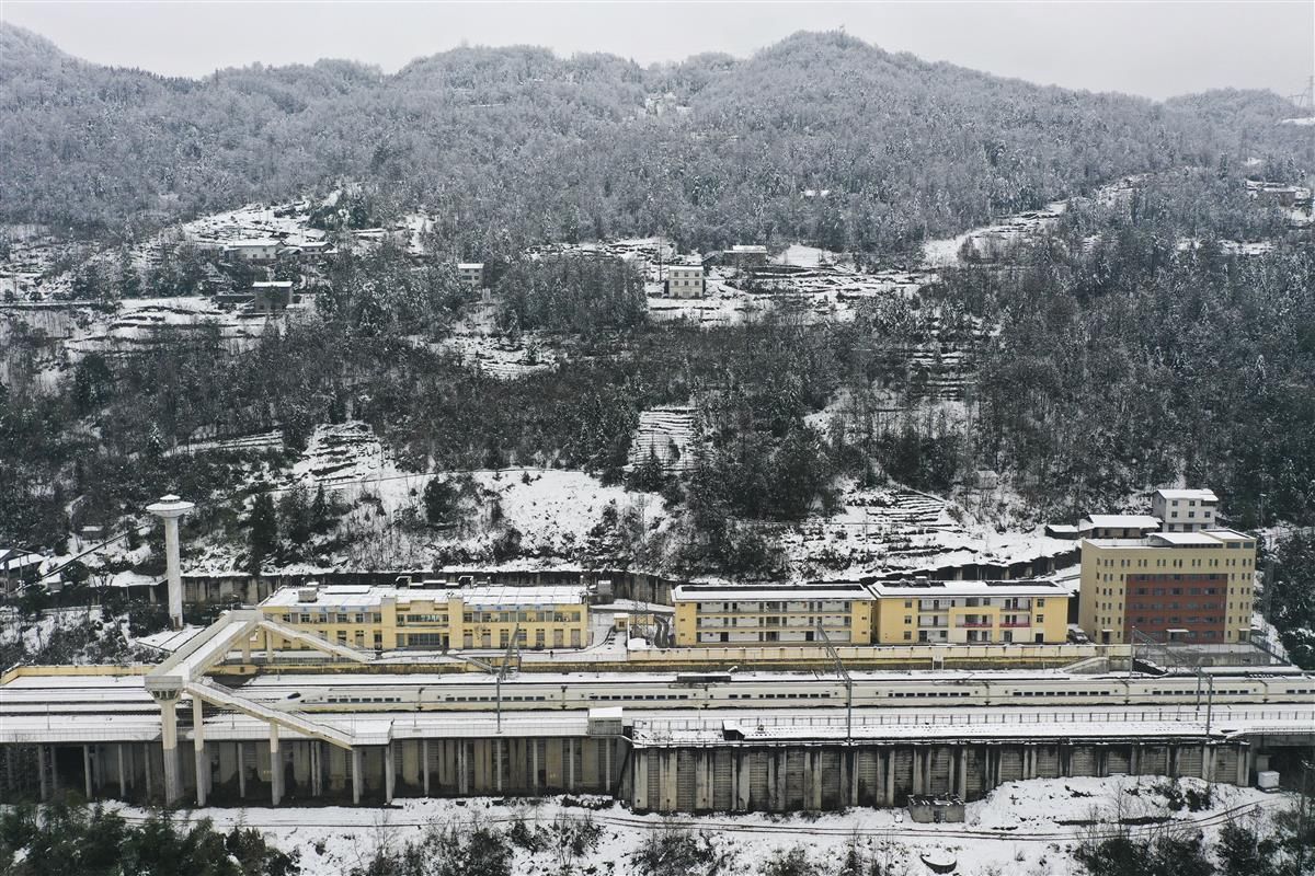 宜万线|宜万线上雪景美