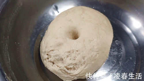 面点师这样做豆沙包，好吃又好看，简单好学，一切一卷就好