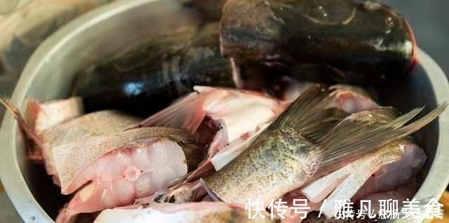 鱼肉|给鱼去腥用料酒是外行，记住这4点，鱼肉细嫩鲜美，没一点腥味