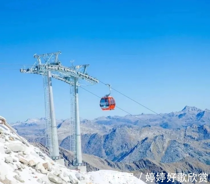 达古冰川|美！四川达古冰川雪山之巅再次迎来大雪