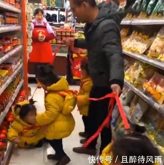 阿姨|老爸带着4胞胎女儿逛超市,乱成了一锅粥,超市阿姨都笑了