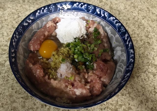 炸肉丸子,做好关键“2步”,丸子炸好酥脆美味,香味足无腥味