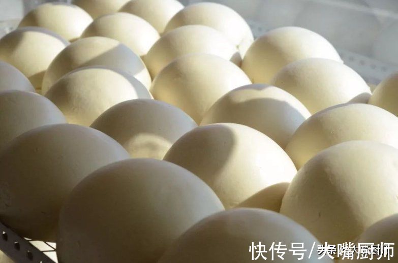 馒头保存别冷藏了,教你1招,放1年不干不开裂,像刚蒸的一样新鲜