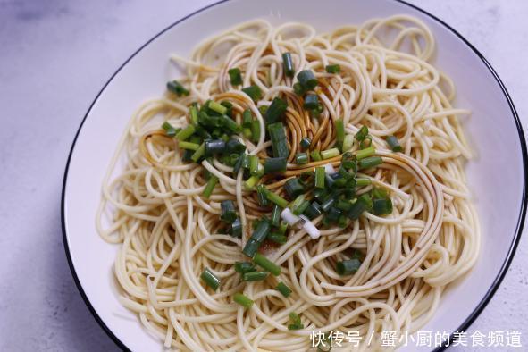 试试|做面条时，烹饪方法越简单，味道却越经典，学会了在家试试太香了