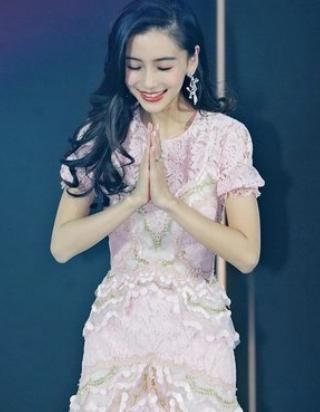 跑男中李沁杨颖坐在椅子上,看到两人的坐姿后,已婚和未婚的差别太明显