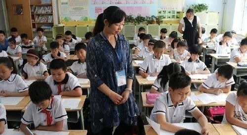 阅卷老师|小学生“草稿纸”走红,考试被当成“试卷”上交,网友:完全相反
