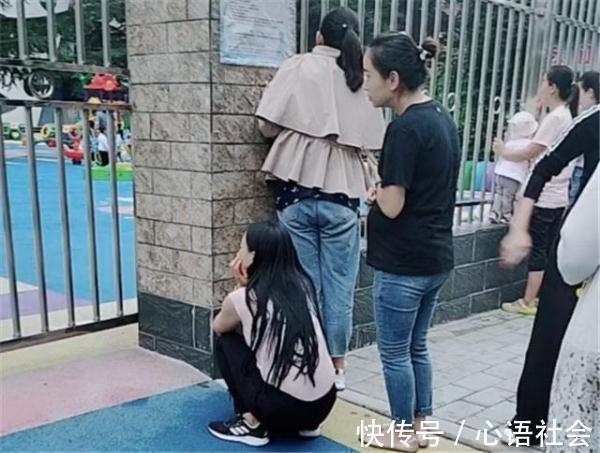 幼儿园|幼儿园不允许探视,爷爷想了一个办法,网友:好可爱的爷爷