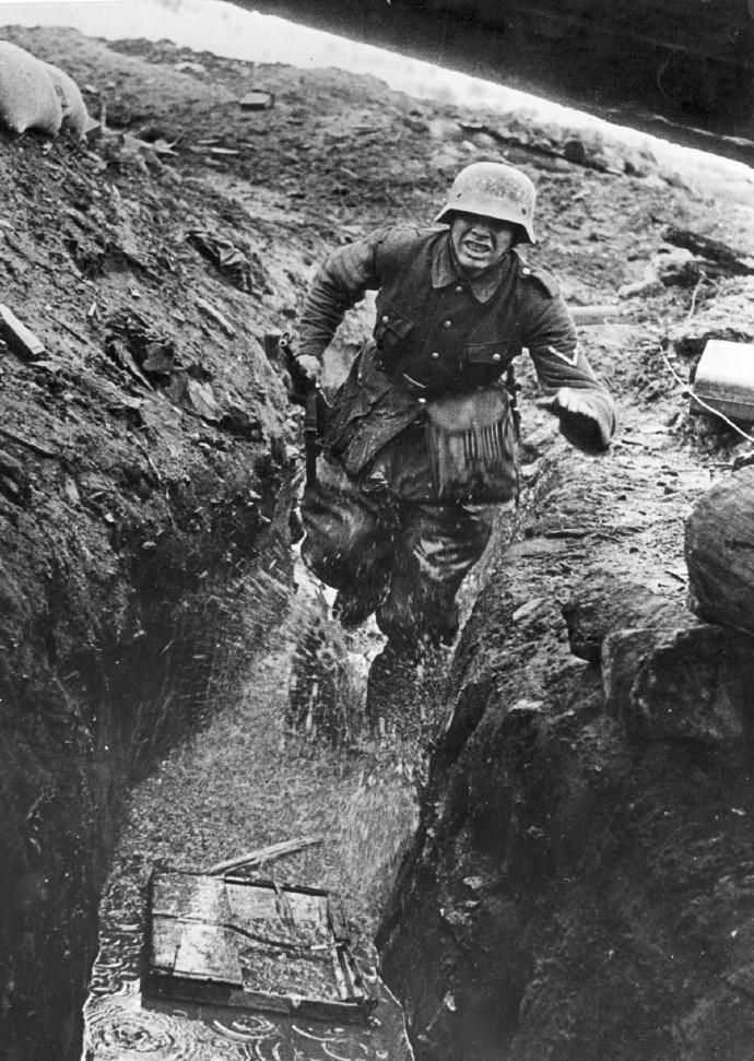 看着|历史上过目难忘瞬间：藏进苏联坦克里的德军，孤独的看着战俘玩扑克牌的美军