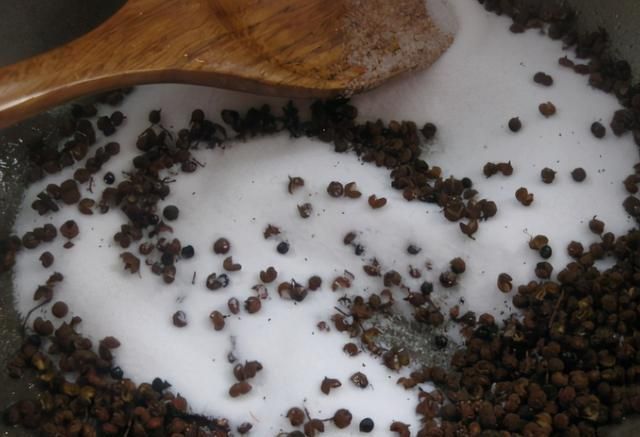 鱼肉|腌咸鱼时,别直接抹盐腌,多加1个步骤,咸鱼咸香入味,更易储存