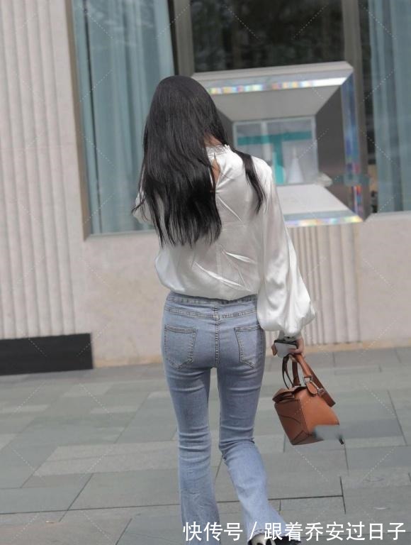 高腰 卷土重来的喇叭裤，配白色绸缎面衬衫，洋气好看又显恬静的美！