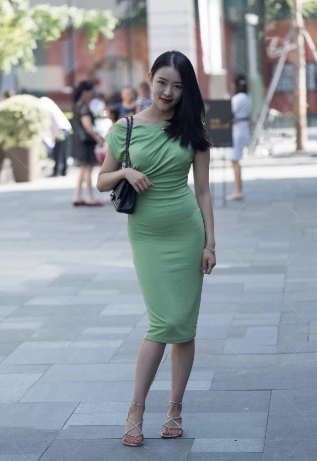 搭配 绿色紧身裙搭配束脚高跟鞋,高契合度下的时尚感给人高级的气质