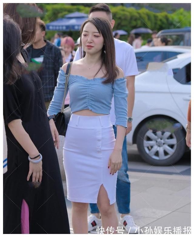 小花边 蓝色一字肩短衫美女搭配白色半裙,蓝白搭配满满的青春活力感