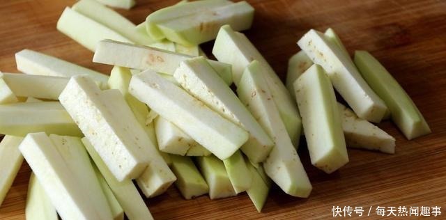 1根茄子,一块猪肉,这是茄子肉末焖面的做法,真好吃