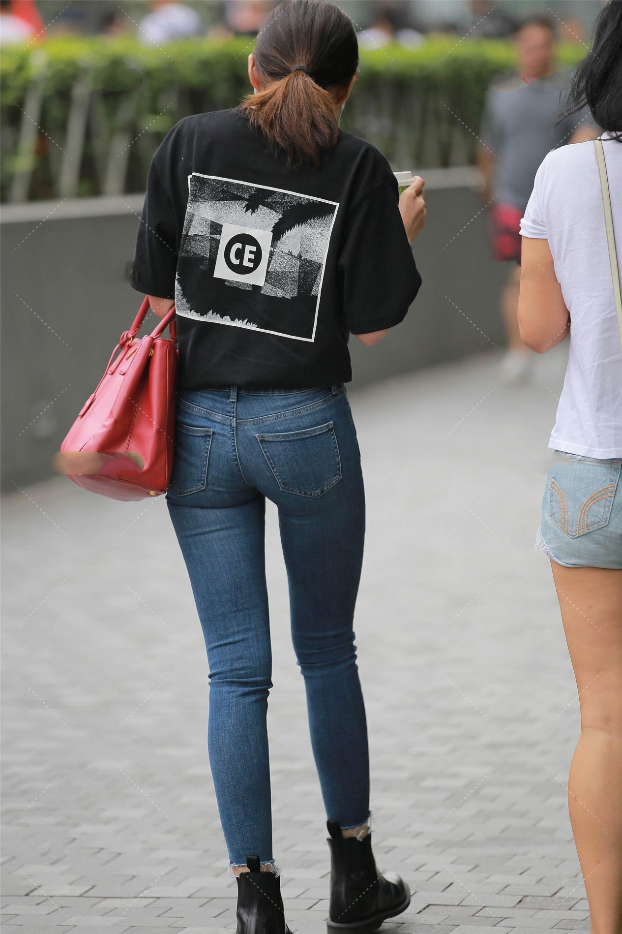 修身|短袖配牛仔裤的穿法很普通, 自己喜欢穿着舒服就行