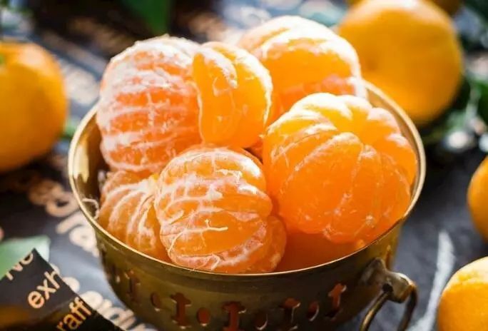 白酒|橘子皮不用扔了,放进白酒里泡一泡,竟有喜人的功效,早知早受益