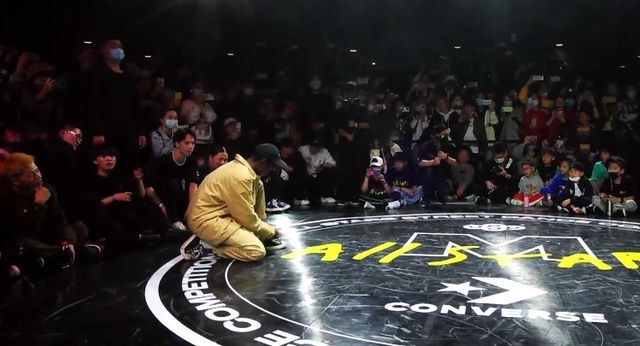  表演赛|张艺兴临时改规则比赢世界冠军 对方女友发文抱怨