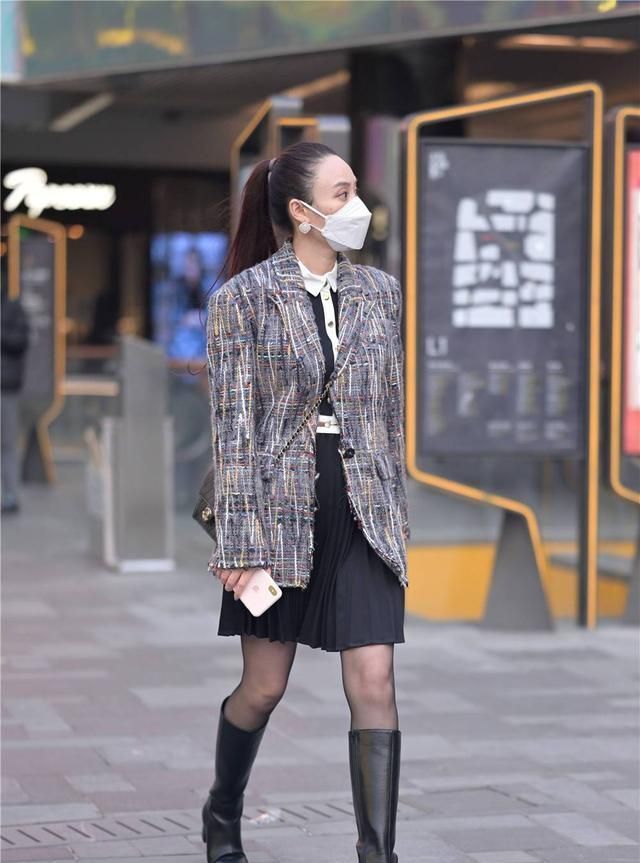 简约 黑色丝袜搭配长靴,今年姑娘的穿搭,有点别致