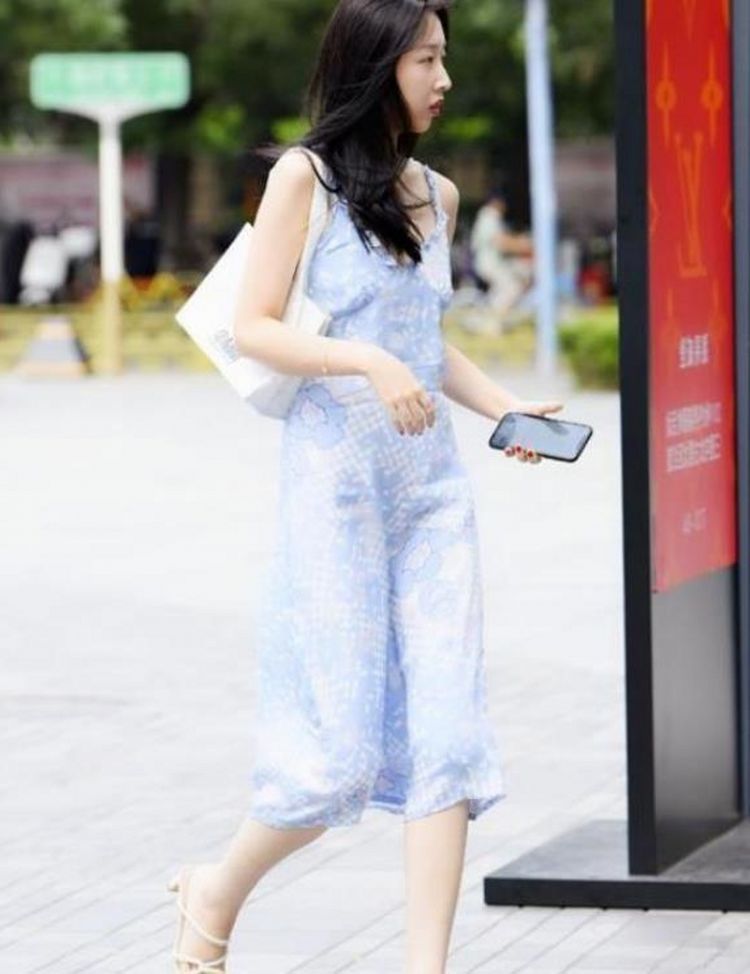 穿搭|街拍美女:休闲裤的穿搭,塑造出极品的腰臀线