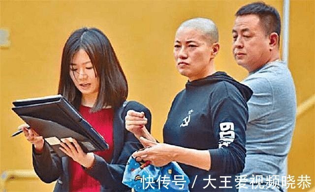 僧袍#这位女住持与两位和尚结婚,开豪车、住别墅,还在僧袍里穿黑丝