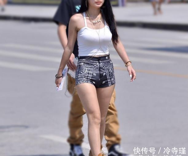 绿色V领网纱上衣,搭配牛仔热裤,包容性强,展露清新少女感