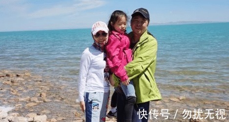 女儿|爸爸给女儿衣服穿反了,妈妈走上前看到正面后,差点笑岔气