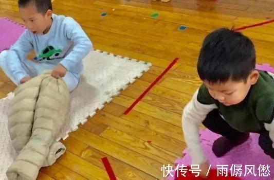 幼儿园|3岁女儿从幼儿园回家，紧握裤子说不能尿尿，脱下裤子妈妈气炸