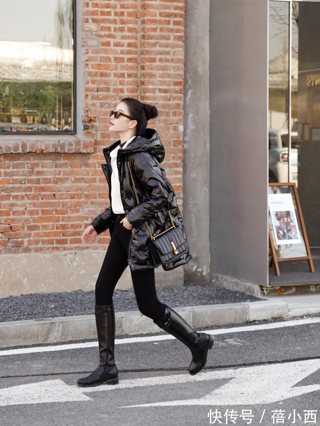 立领处 见过世面的女人,都喜欢“羽绒服”的搭配,这才是真正的优雅