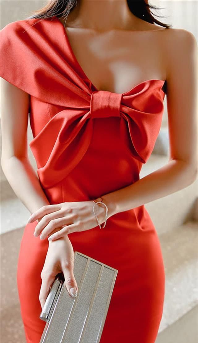 穿衣搭配之全场靓丽焦点,热情与喜庆的代名词,高雅红色连衣裙