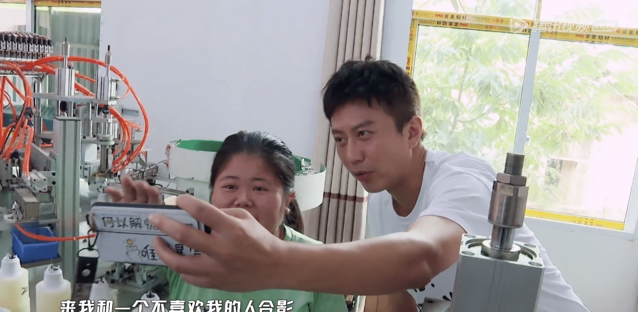 搞笑|哈哈哈哈哈邓超在灯泡厂被当成网红，遇上杨洋粉丝，对白搞笑！