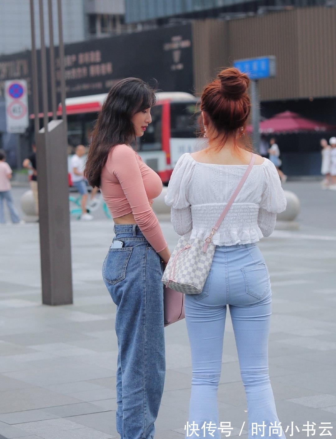 上衣|街头休闲风,粉色上衣配深色大码牛仔裤,发型更显沉稳大气