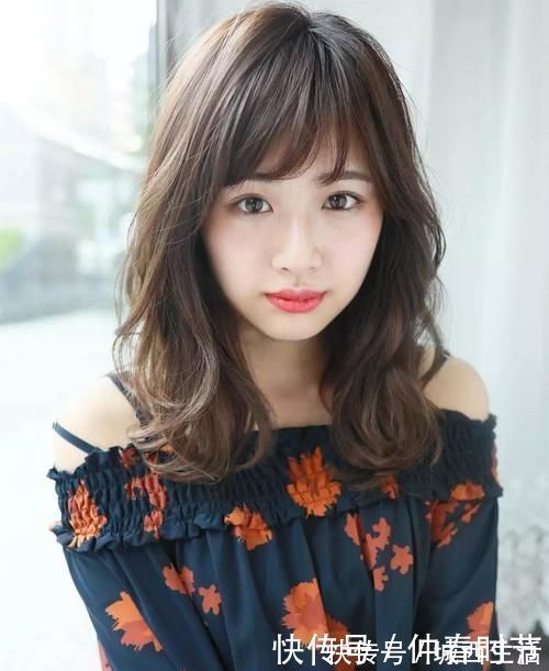 发型|三四十岁女人发量非常多,适合烫什么发型?试试时髦减龄的弯弯烫