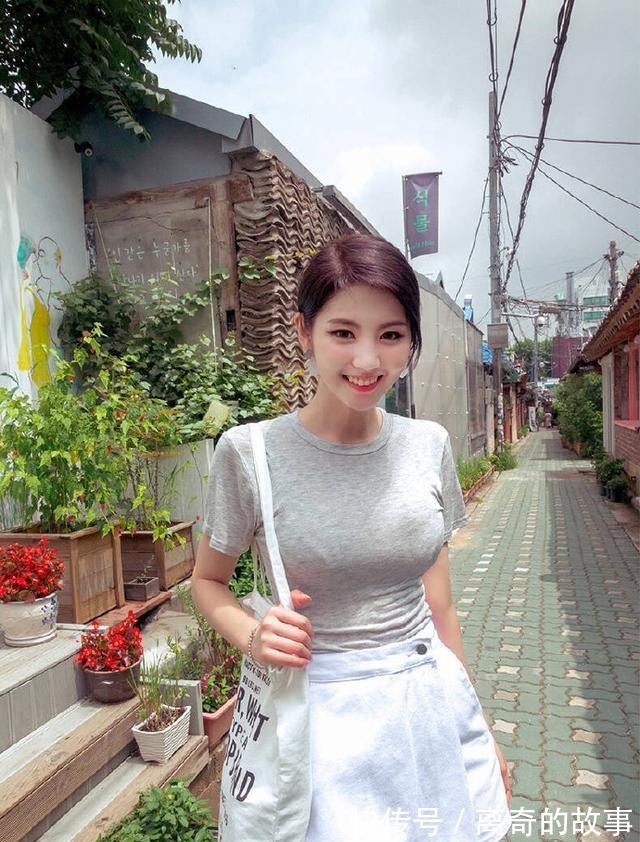 气质 气质女人时尚穿搭,灰色T恤配白色牛仔,朴素整洁,富有魅力!